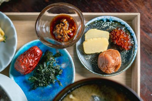 東京的住宿－すずめや築地，托盘,有不同种类的食物