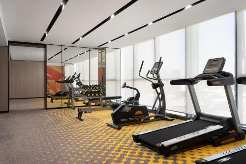 Hampton by Hilton Guangzhou Renhe Baiyun Airport-Free Shuttle Bus During The Canton Fairにあるフィットネスセンターまたはフィットネス設備
