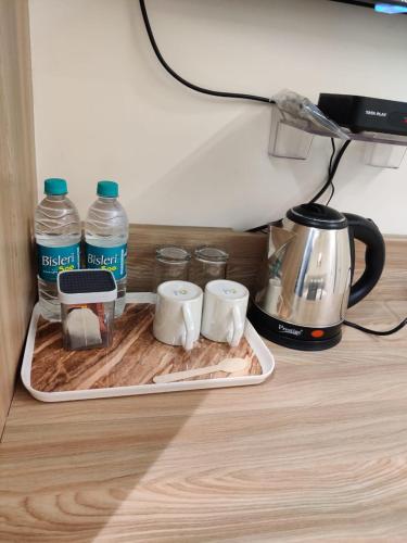 Příslušenství pro přípravu čaje a kávy v ubytování Tirtha Hotel