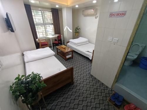 einen Blick über ein Zimmer mit 2 Betten in der Unterkunft Hotel Shahin residential in Dhaka