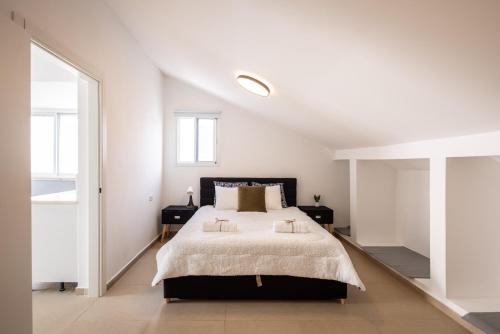 מיטה או מיטות בחדר ב-Poleg Serenity Villa by Sea N' Rent