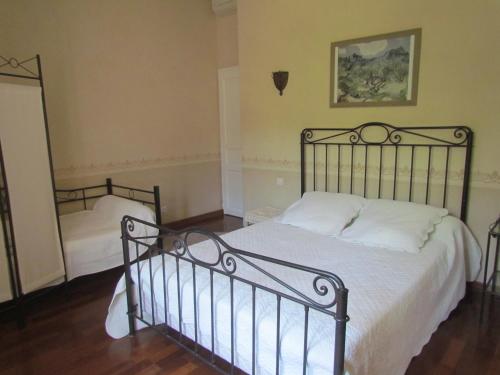 - une chambre avec un lit doté de draps blancs et d'un miroir dans l'établissement Gites en Provence proche Avignon, à Boulbon