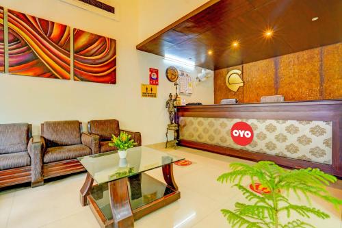 una sala de espera con sofá y mesa en Super OYO Hotel Sunshin Deluxe, en Nagpur