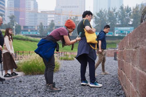 Clients de l'établissement Chengdu Flipflop Hostel - Right Next To Taikooli & Metro - Chill & Social Rooftop Garden Bar - Free Activities - Friendly English Speaking Staff - Tibet, Panda, Buddha & Snow Mountain Tours