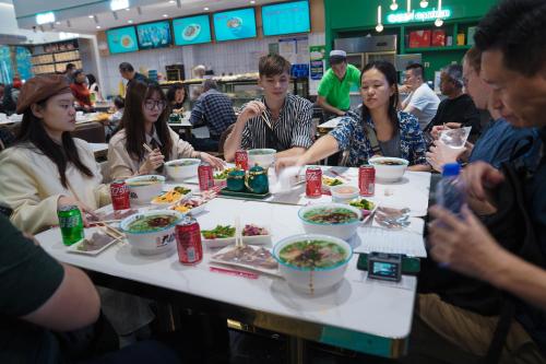 Clients de l'établissement Chengdu Flipflop Hostel - Right Next To Taikooli & Metro - Chill & Social Rooftop Garden Bar - Free Activities - Friendly English Speaking Staff - Tibet, Panda, Buddha & Snow Mountain Tours