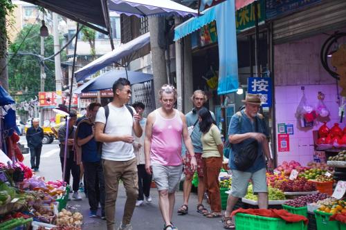 Clients de l'établissement Chengdu Flipflop Hostel - Right Next To Taikooli & Metro - Chill & Social Rooftop Garden Bar - Free Activities - Friendly English Speaking Staff - Tibet, Panda, Buddha & Snow Mountain Tours