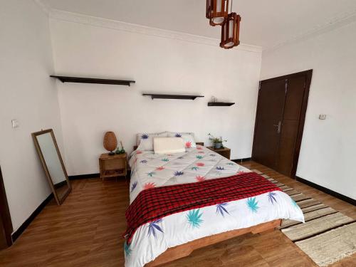 Un pat sau paturi într-o cameră la Kebena spacious room with private jacuzzi and walk in closet