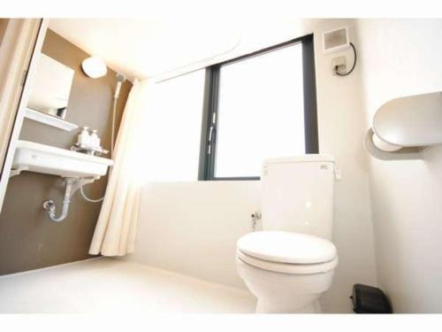 uma casa de banho com um WC, uma banheira e um lavatório. em HOTEL StoRK Naha Shintoshin - Vacation STAY 27632v em Naha