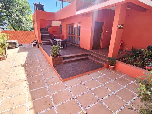 une maison avec une terrasse couverte et un patio dans l'établissement Nivritti Villa, à Matheran