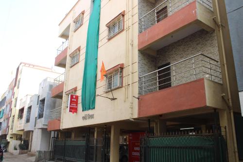 um edifício com bandeiras verdes ao lado em KHUSH EXECUTIVE em Pune