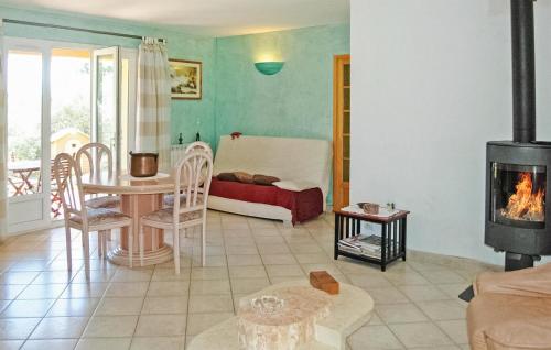 un salon avec un canapé et une cheminée dans l'établissement Beautiful Home In Varages With Wifi, à Varages