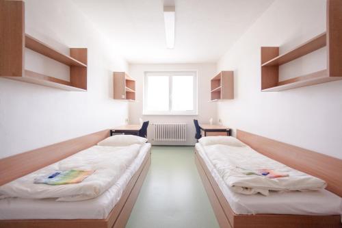 um quarto de hospital com duas camas e uma janela em Koleje J.A.Komenského em Brno