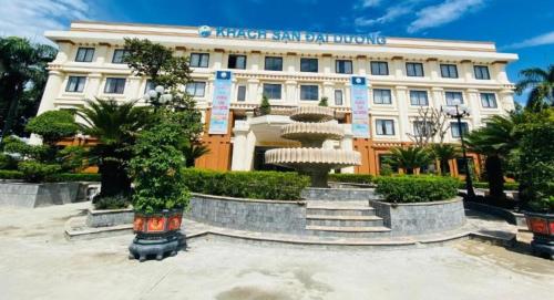 a building with a fountain in front of it at Khách sạn Đại Dương Diễn Châu - Nghệ An in Diễn Châu