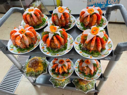 a bunch of plates of food on a cart at Khách sạn Đại Dương Diễn Châu - Nghệ An in Diễn Châu