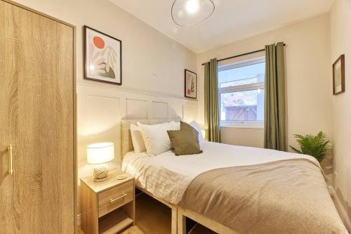 Voodi või voodid majutusasutuse Modern Luxury 2-bedroom Oasis In Heart Of Whitley toas