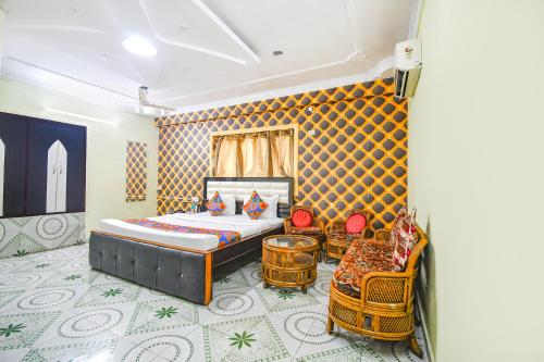 um quarto com uma cama, um sofá e cadeiras em FabHotel Golden Horizon em Ranchi