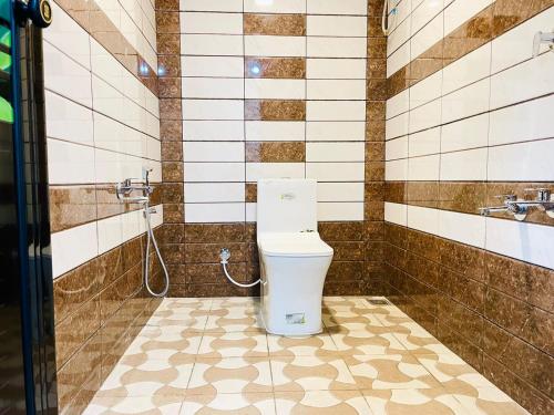 uma casa de banho com um WC e um chuveiro em River zone villa em Meppādi