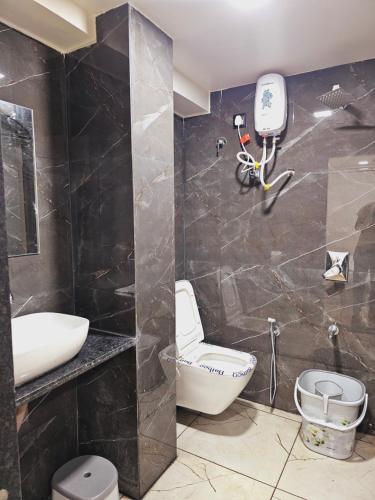 een badkamer met een toilet en een wastafel bij HOTEL R K VILLA in Ahmedabad