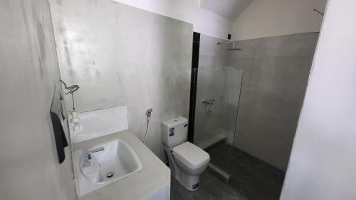 アンバランゴダにあるBB GUESTHOUSEの白いバスルーム(トイレ、シンク付)