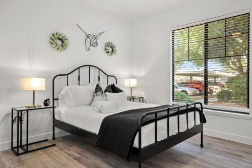 um quarto com uma cama e uma grande janela em Champion's CozySuite walk to the stadium with pool! em Glendale