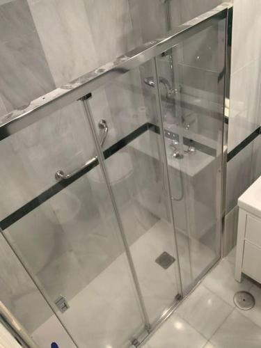 a shower with a glass door in a bathroom at vistas desde montequinto in Dos Hermanas