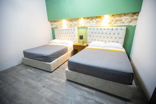 2 camas en una habitación con 2 camas sidx sidx sidx sidx sidx sidx en Casa Maria Jimena Hotel Boutique, en Chihuahua