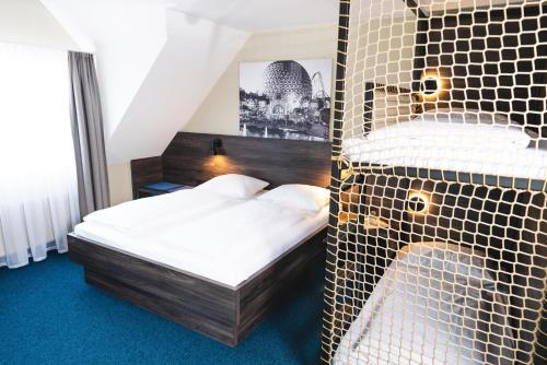 ルストにあるホテル アム パークの二段ベッド2組が備わる客室です。
