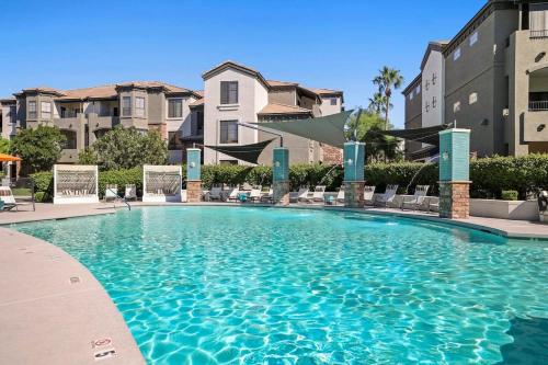 CozySuites by stadium with pool, gym, & kombucha!