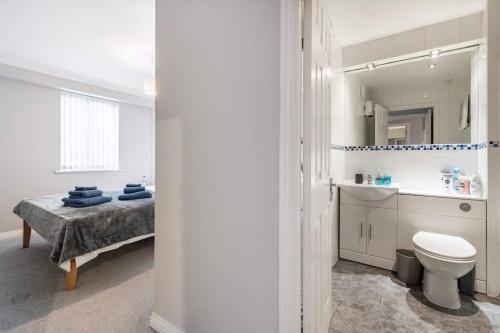 een badkamer met een bed, een wastafel en een toilet bij Beautiful 2 bed / 2 bath flat near central London in Londen