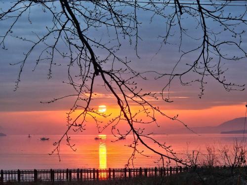 Tatil evi veya civardan görüldüğü haliyle gün doğumu veya gün batımı