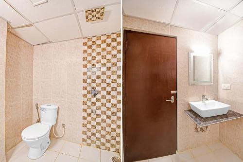 La salle de bains est pourvue de toilettes et d'un lavabo. dans l'établissement Hotel Jheel Mahal New Town Inn West Bengal - Couple Friendly, à Jojera