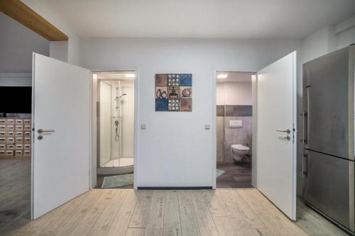 Habitación con baño con paredes blancas y aseo. en Ferienwohnung Lindenhof 1, en Bad Lauterberg