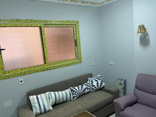 sala de estar con sofá y 2 ventanas en near downtown, en El Cairo