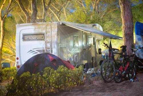 a group of bikes parked next to a trailer at Camping Lacona Pineta in Capoliveri