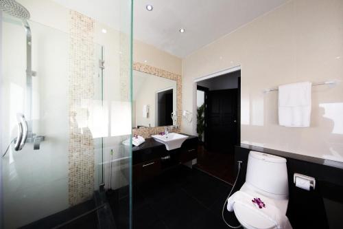 a bathroom with a toilet and a sink and a shower at Paradise Pool Villa Pattaya in Tropicana Village in Jomtien Beach