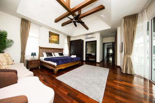 a bedroom with a bed and a ceiling fan at Paradise Pool Villa Pattaya in Tropicana Village in Jomtien Beach