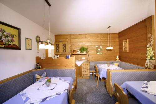un restaurante con 2 mesas y sillas y un comedor en Haus Erwin Appartement, en Sölden