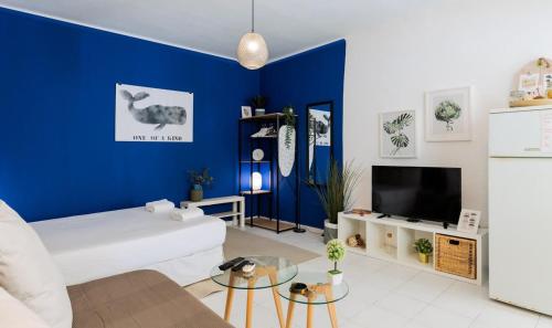 ein Wohnzimmer mit einer Wand mit blauen Akzenten in der Unterkunft Designed & Cozy Studio Near by Dizingoff Sqr. in Tel Aviv