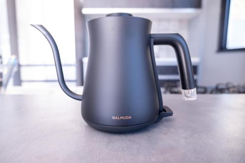 a black tea kettle sitting on a table at 海都-kaito- TOKYOBAY in Futtsu