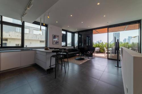 eine Küche und ein Wohnzimmer mit Stadtblick in der Unterkunft Amazing Penthouse on Gordon Beach 8 guests in Tel Aviv