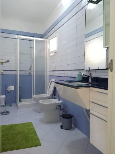 a bathroom with a sink and a toilet and a tub at Casa Alba by My Home Apulia in Torre Lapillo