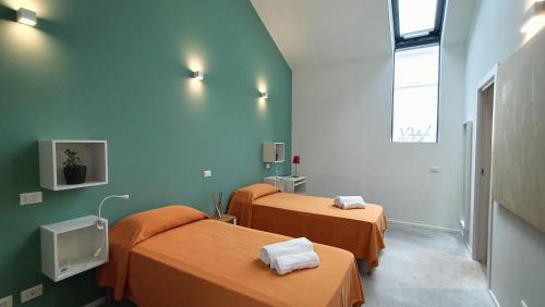 Habitación hospitalaria con 2 camas y ventana en Bed & Bike Hostel en San Giovanni in Persiceto