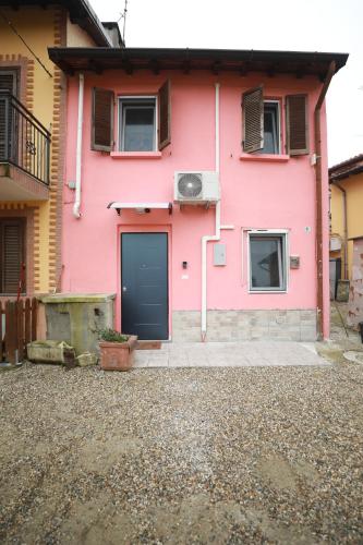 a pink house with a blue door and windows at Casa Mia in Casorate Primo