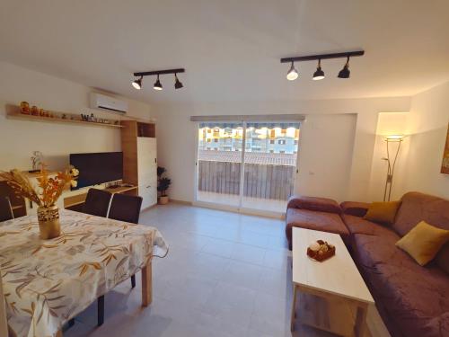 Apartamento en Torre del Mar في توري ذيل مار: غرفة معيشة مع أريكة وطاولة