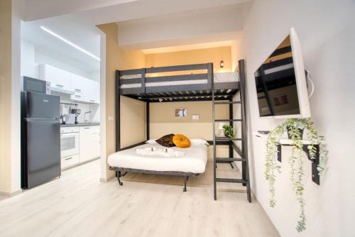 Mały pokój z łóżkiem piętrowym i kuchnią w obiekcie Apartment Suzzani 273 - Interno A1 w Mediolanie