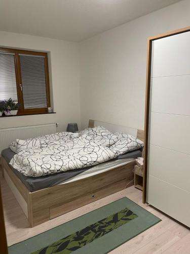 Un pat sau paturi într-o cameră la Apartmán Henika
