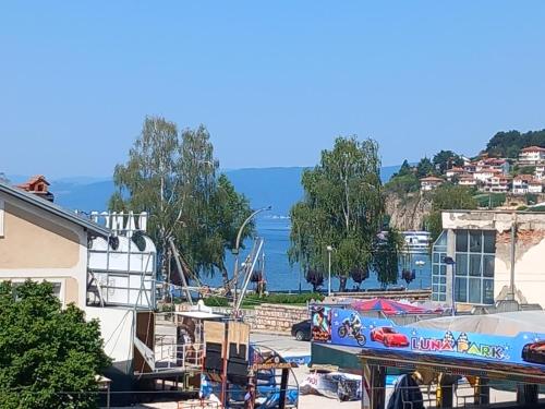 un bateau est garé à côté d'un bâtiment dans l'établissement Luxury apartment Ohrid, à Ohrid