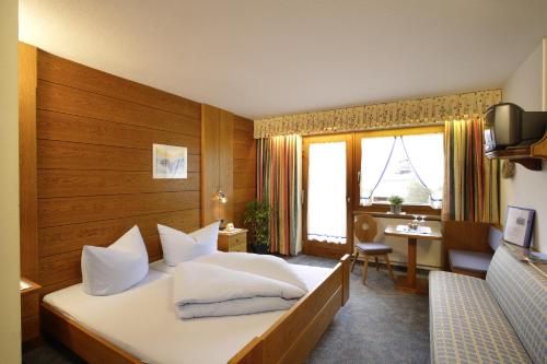 ein Hotelzimmer mit einem Bett und einem Schreibtisch in der Unterkunft Haus Erwin Appartement in Sölden