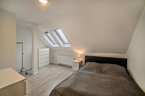 ein Schlafzimmer mit zwei Oberlichtern und einem Bett darin in der Unterkunft Ferienwohnung 3 in Bad Lauterberg
