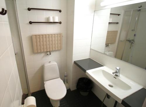 uma casa de banho com um WC branco e um lavatório. em Forenom Aparthotel Lahti em Lahti